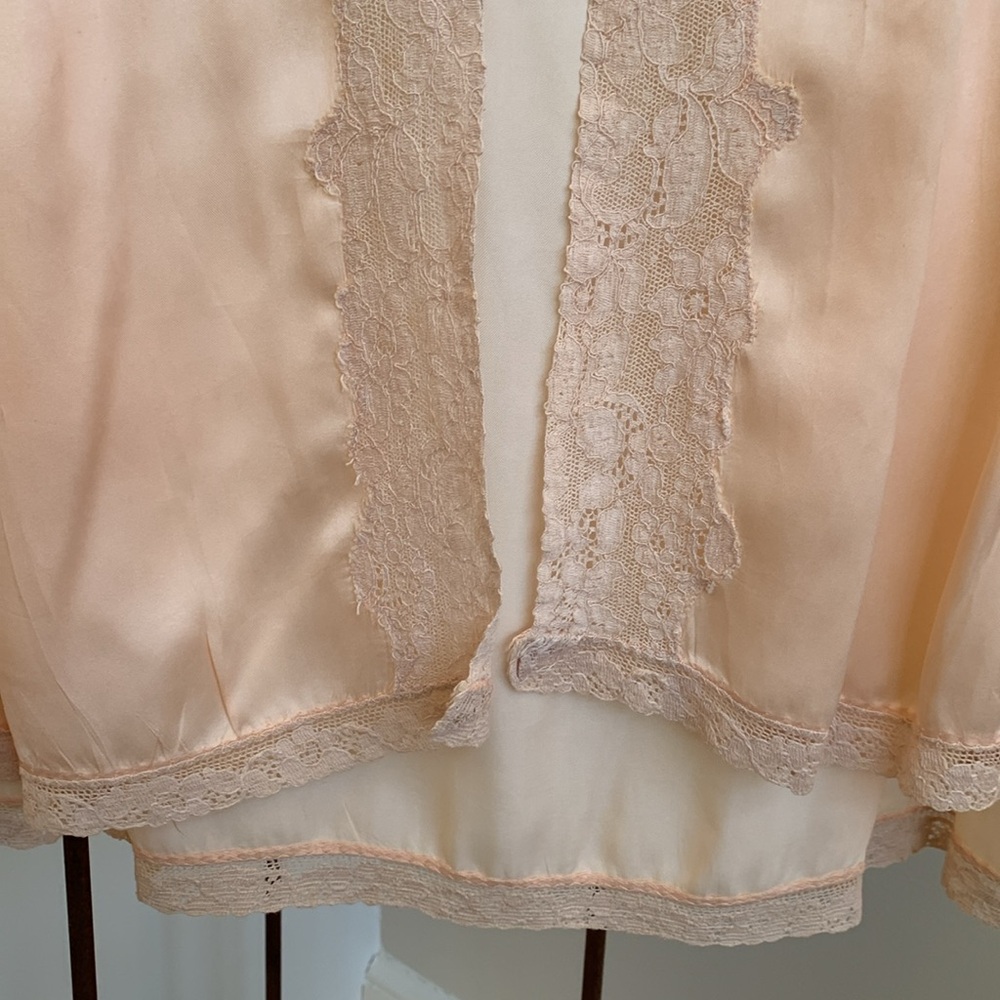 Vintage Sleep Jacket- Soft peachy pink with elegant lace trim- Lovely piece! - Picture 5 of 16